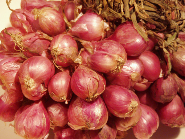 Photo of Red Shallots and How it is Used in Authentic Thai Recipes.