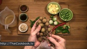 Photo of How to Make Roasted Chicken Curry with Longan Fruit - Step 1